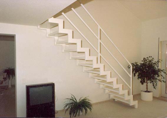 Weisse Stahlunterkonstruktionstreppe mit zwischenliegenden Sufen